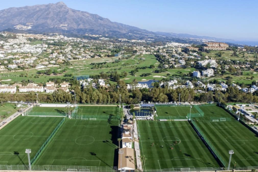 Rasenplatz für Teams im Fussball Trainingslager in Spanien