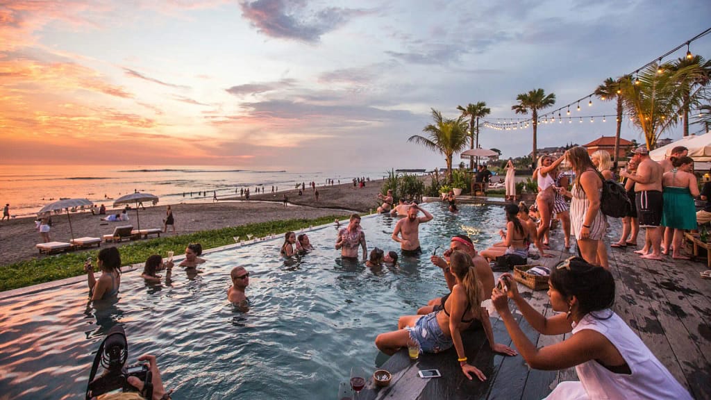 Eventreise planen – Poolparty am Strand mit Freunden