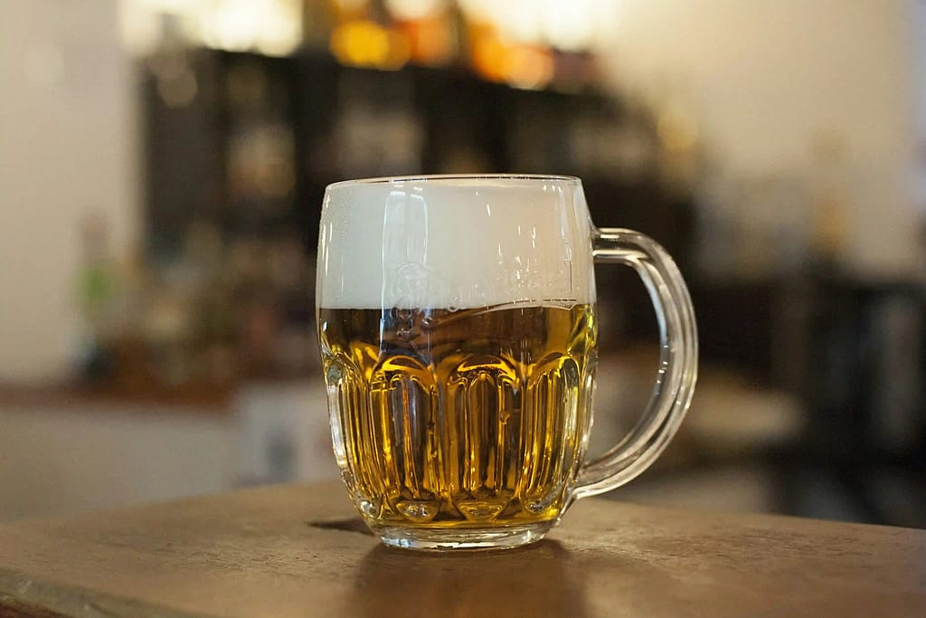 Bierglas in Prag – Stimmungsvoller Abend in der Altstadt