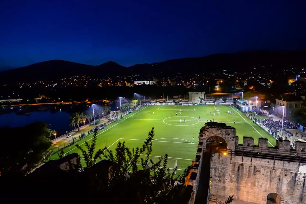 Fussball Trainingslager in Split – Rasenplatz am Meer
