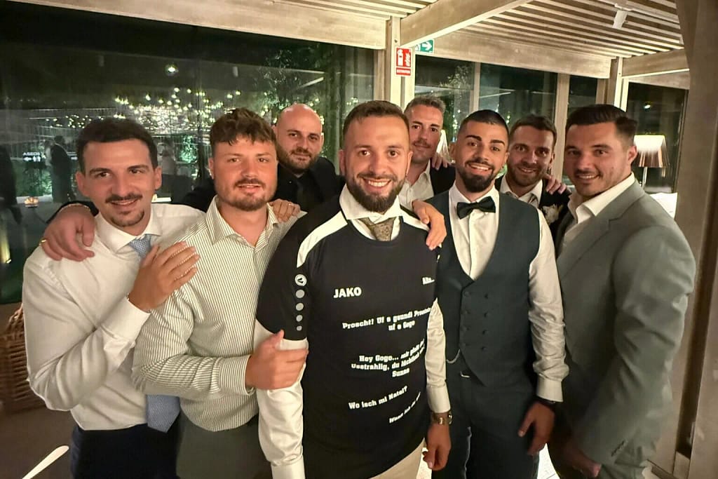 Über CelepEvents – Freunde im Anzug bei einem Junggesellenabschied