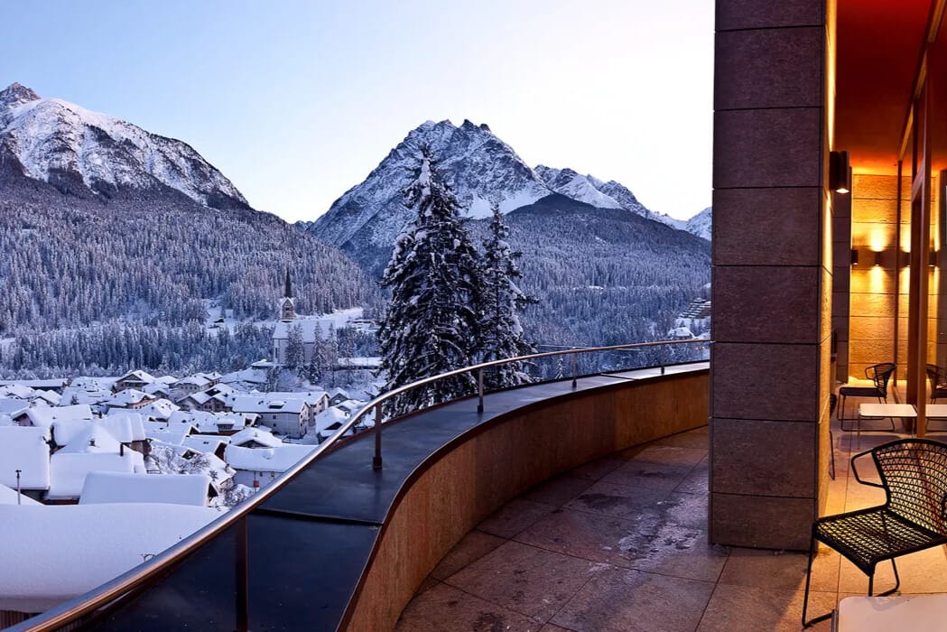 Hotelterrasse mit Alpenblick für Fussball Trainingslager in Scuol