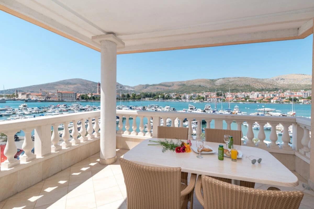 Hotelterrasse mit Meerblick für Fussball Trainingslager in Split