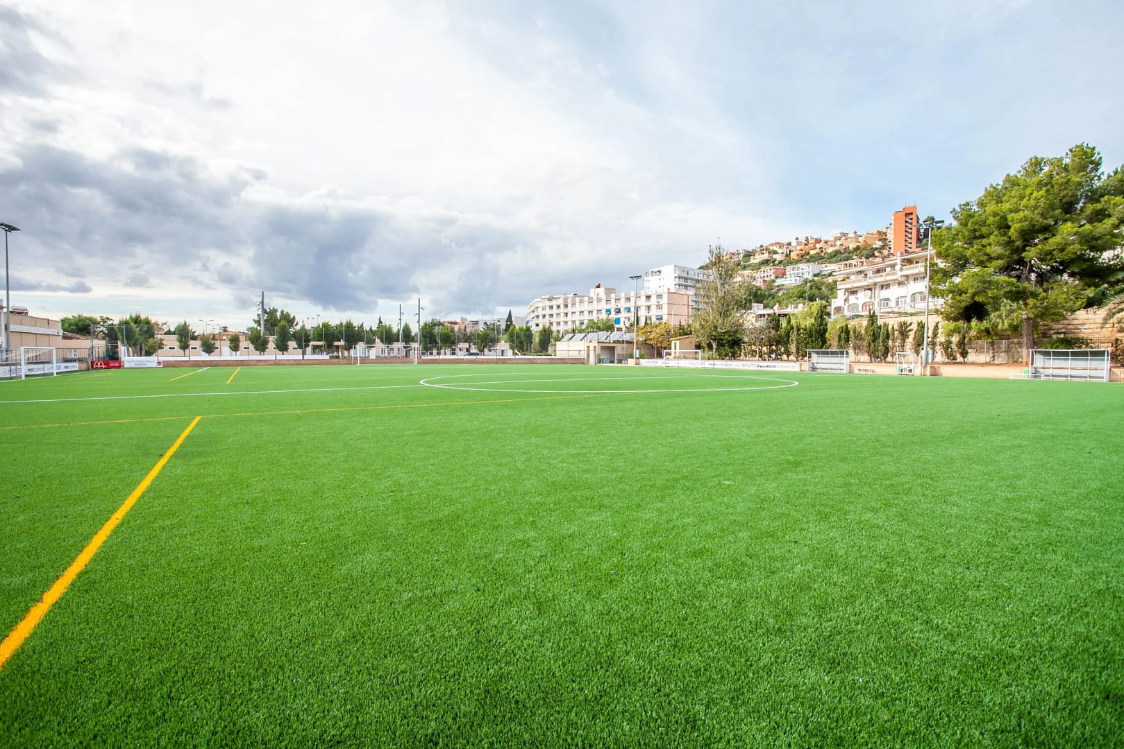 Fussball Trainingslager Mallorca – moderner Rasenplatz