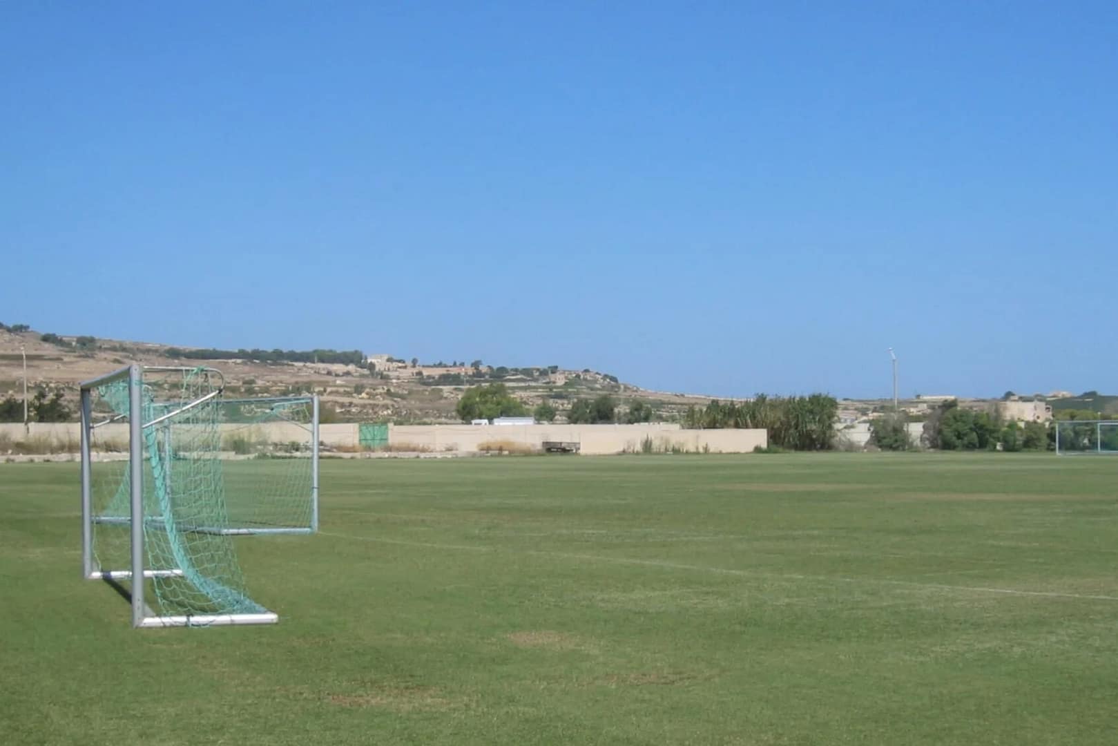 Rasenplatz für Fussballtraining auf der Mittelmeerinsel Malta