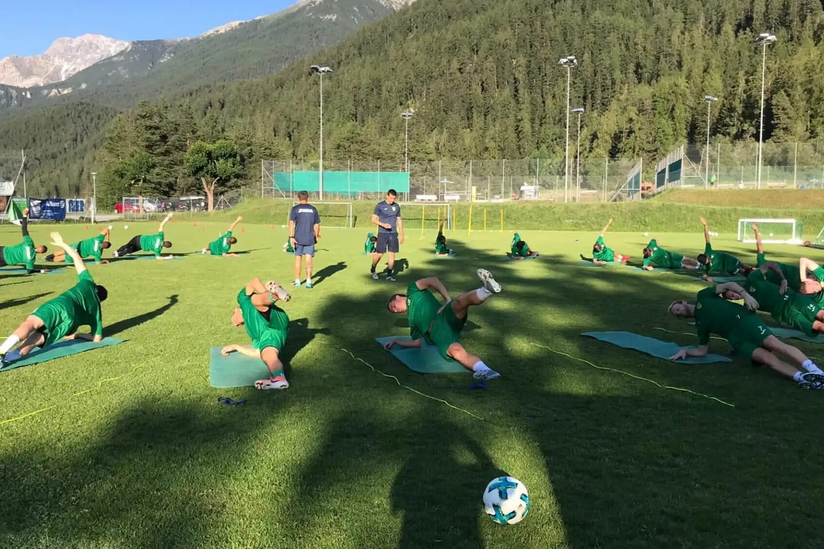Fussball Trainingslager Engadin – Mannschaft beim Aufwärmen