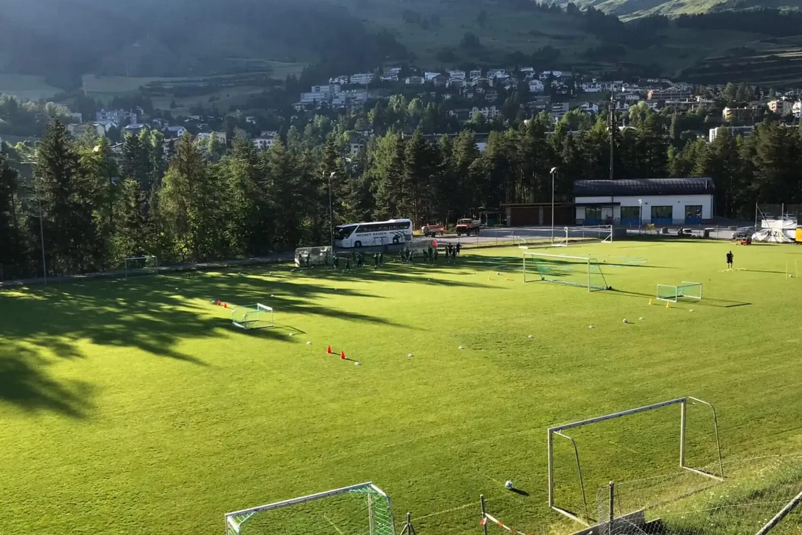 Sportplatz im Engadin mit Blick auf die Berglandschaft