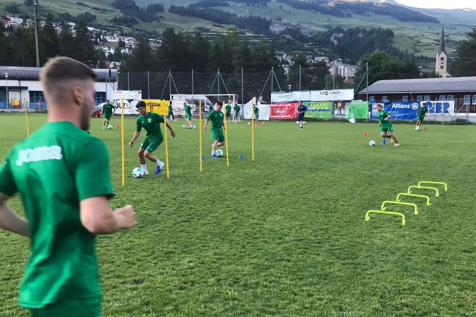 Fussballtraining mit Koordinationsübungen in den Schweizer Alpen