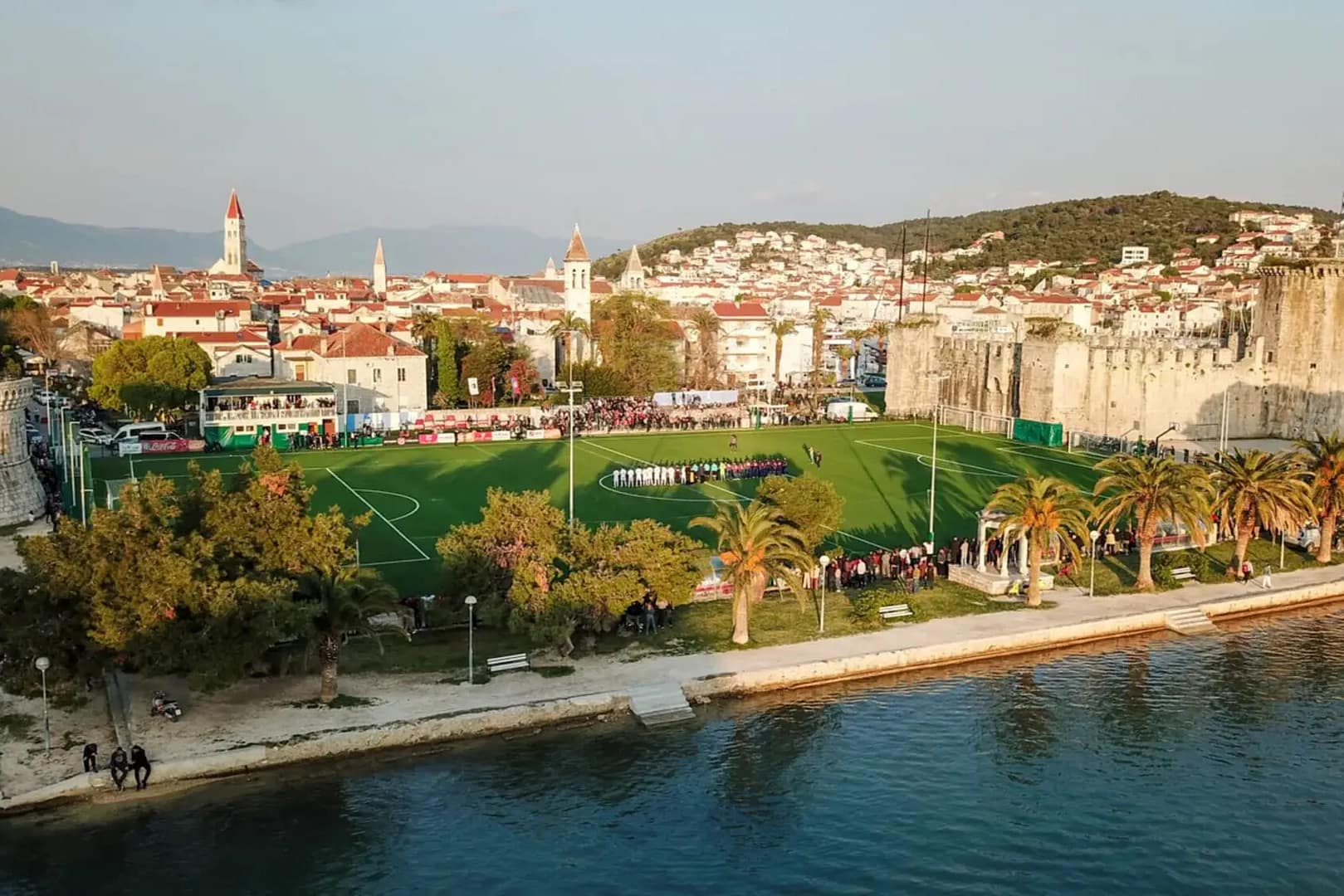 Historisches Stadion mit Palmen in Split