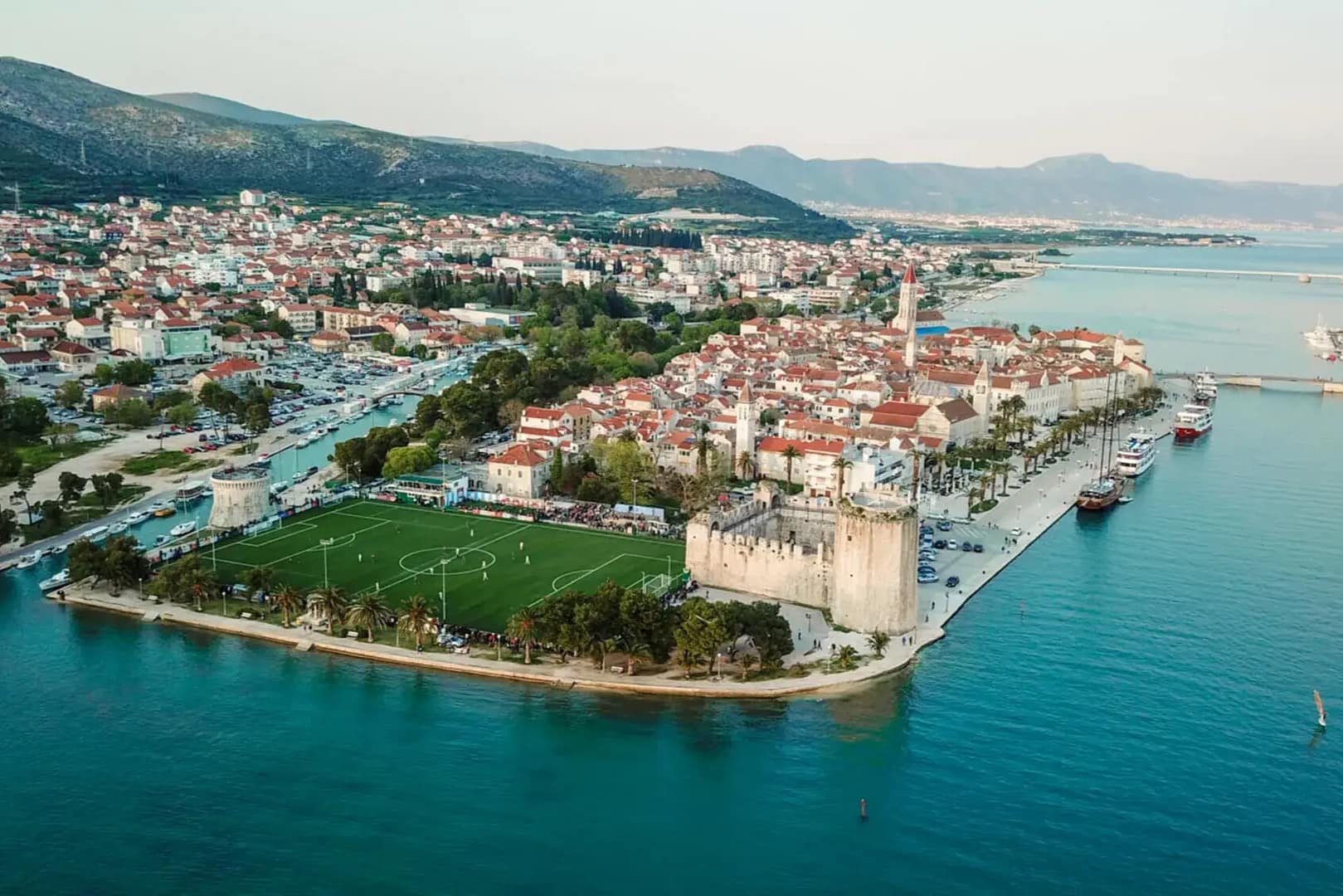 Fussballplatz direkt am Meer in Kroatien