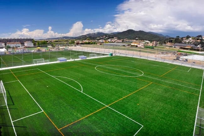 Kunstrasenplatz an der Costa Brava für Fussballtraining