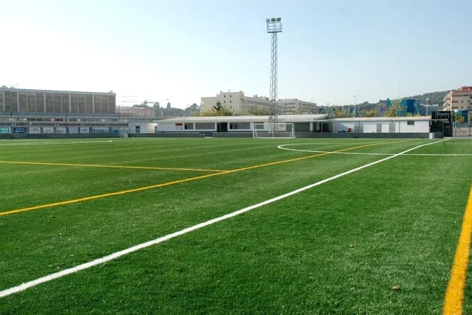 Fussballplatz mit Flutlichtanlage in Spanien