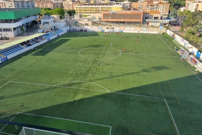 Fussball Trainingslager Lloret de Mar – Kunstrasenplatz mit Tribüne