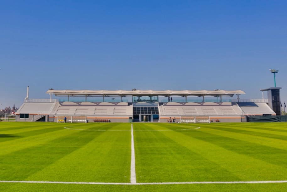 Fussball Trainingslager Side – modernes Stadion mit Tribüne