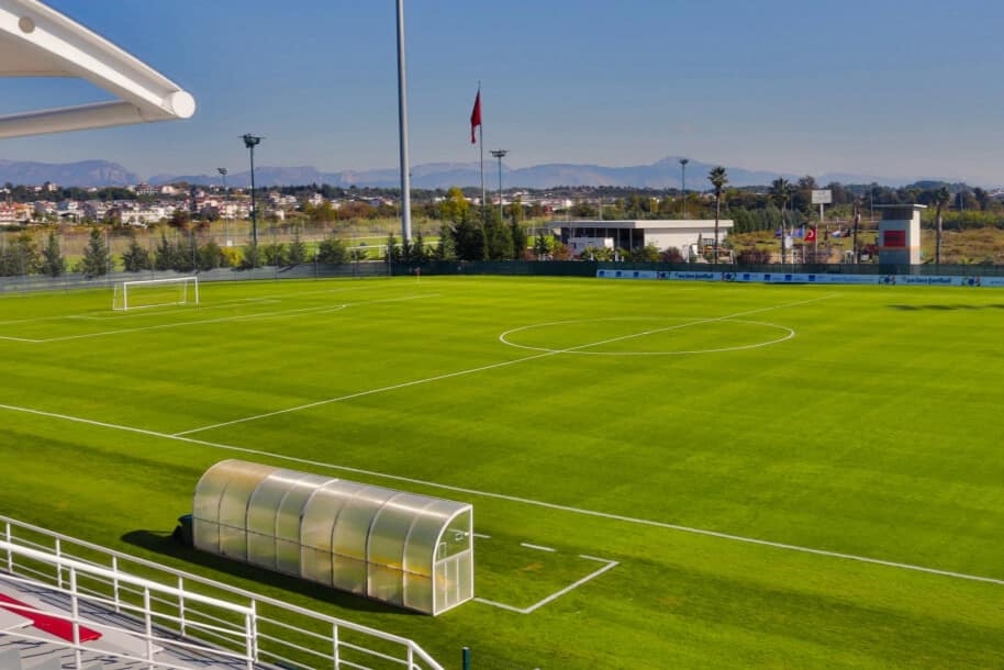 Grüner Rasenplatz mit Spielerbank in Side