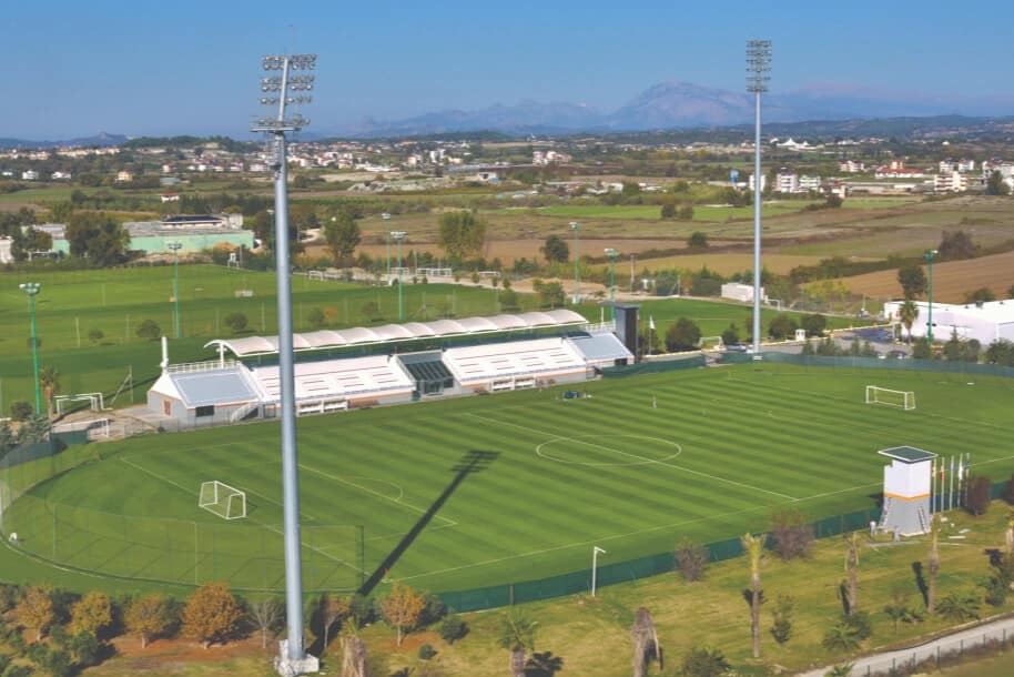 Fussballfeld in Side mit Tribüne