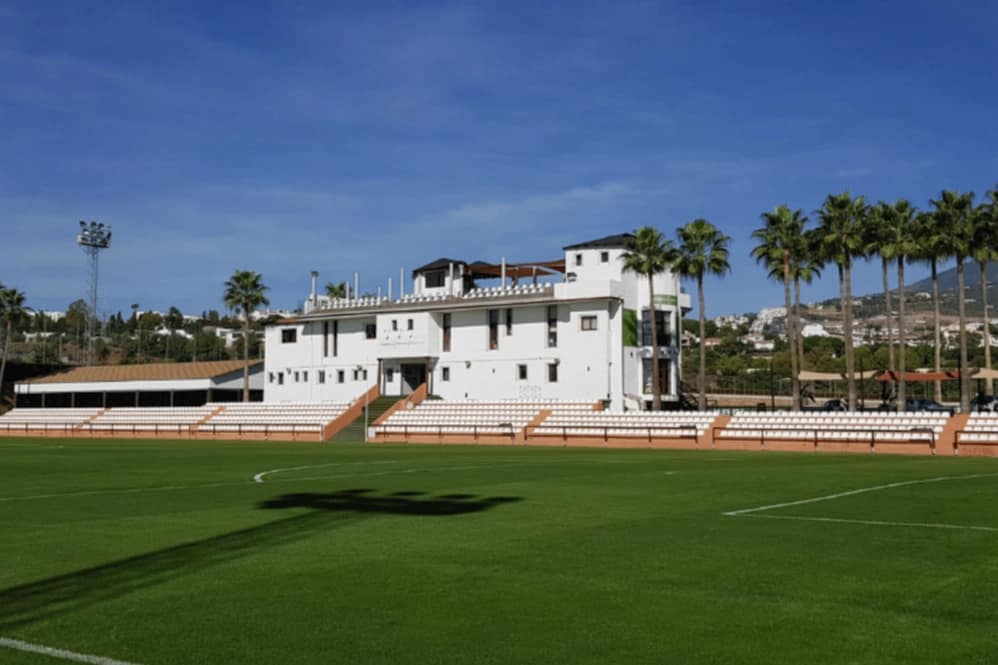 Fussballfeld in Marbella mit Palmen im Hintergrund